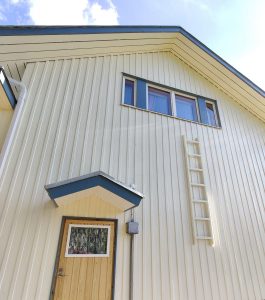 Maalatun talon yksityiskohdat, talon maalauksen Jyväskylässä toteuttaa Suojaväri.