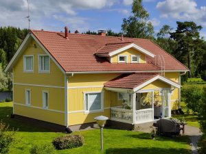 Omakotitalon maalaus Jyväskylässä toteuttaa maalausliike Suojaväri.