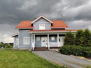 Omakotitalon maalauksen toteuttaa Suojaväri Jyväskylän alueella.