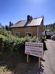 Peltikaton maalaus Jyväskylässä toteuttaa maalausliike Suojaväri Oy.