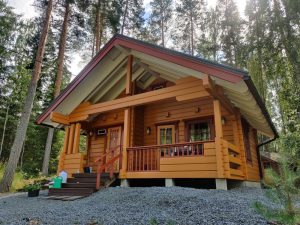 Maalausliike Suojaväri toteutti asiakkaan kuullotteella käsitellyn hirsimökin maalauksen.