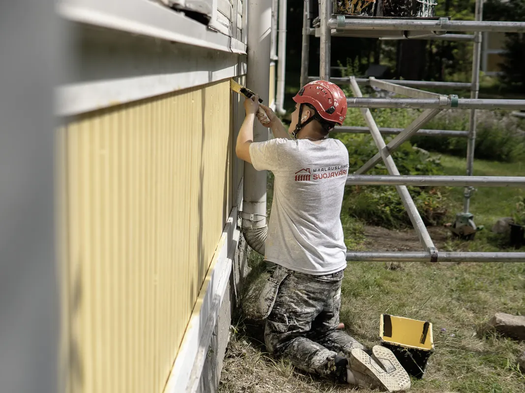 Maalausliike Suojavärin maalari toteuttaa talon huoltomaalauksen